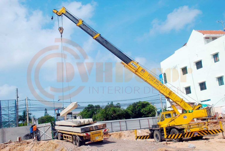 Đội thợ ép cọc bê tông tại TP.HCM